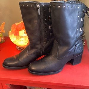 Harley Davidson black lace up in back leather boot with heal, size 9.5